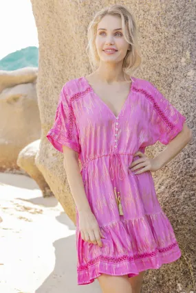 Mittellanges Kleid mit Golddruck, V-Ausschnitt, geknöpfter Vorderseite und durchbrochenem Detail