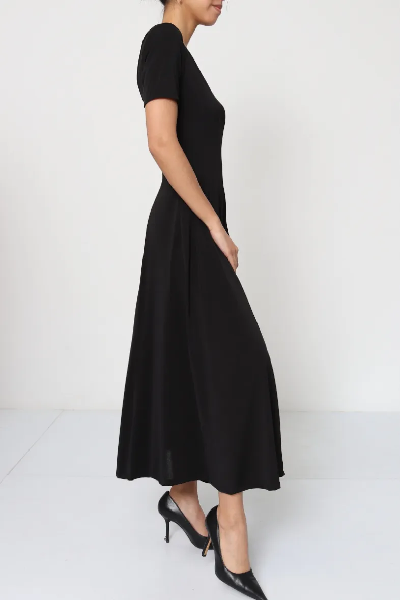 Revdelle – Langes, schlichtes, lockeres Kleid mit V-Ausschnitt